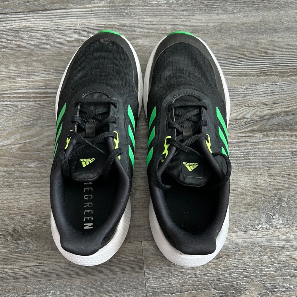 Kids Adidas sneakers Sz 5